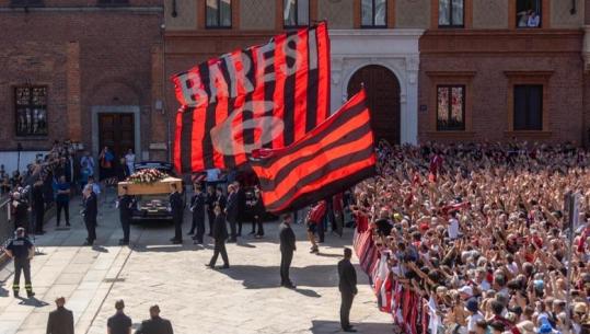 I jepet lamtumira e fundit Franco Baresit, legjendës së Milanit dhe Italisë! Mijëra tifozë në shesh, figura nga Reali e Barça