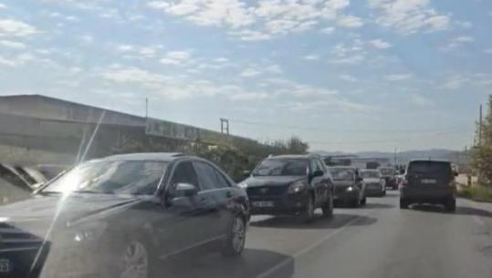Rëndohet trafiku në aksin Fier-Kthesa e Patosit, kolona e makinave arrin deri në 4 kilometra, Policia Rrugore në terren