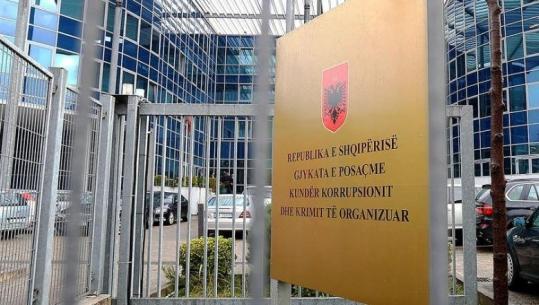 DREJTËSIA E RE? / Kryetari i GJKKO-së rikthen censurën ndaj mediave: Tani gazetarëve, u duhet leje edhe për të ndjekur seancat gjyqësore pa kamera e pa telefona