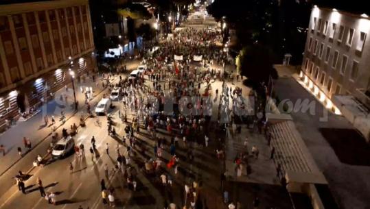 Protestuesit 66 ditë në shesh, i thonë 'jo' propozimit të PS për 'territorialen': Sjell përqëndrim pushteti në pak duar! Kundërshtohet edhe plani për Konsullatë serbe në Shkodër: Kal Troje!