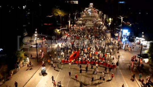 Protestuesit 66 ditë në shesh, i thonë 'jo' propozimit të PS për 'territorialen': Sjell përqëndrim pushteti në pak duar! Kundërshtohet edhe plani për Konsullatë serbe në Shkodër: Kal Troje!