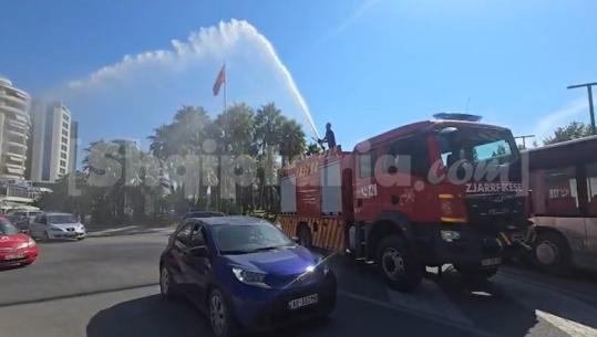 I nxehti ekstrem, zjarrfikësit freskojnë me ujë qendrën e Vlorës (VIDEO)