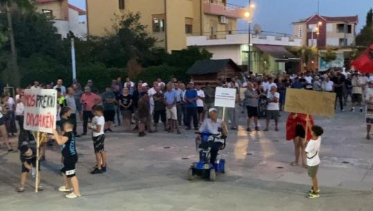 Banorët e Divjakës për të pestën ditë në protestë, kundërshtojnë shkrirjen e bashkisë me Lushnjën: Duhet që shërbimet t’i marrim këtu!