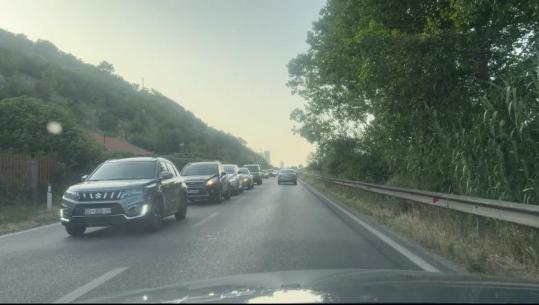 Piku i sezonit turistik sjell trafik të rënduar në rrugët e Lezhës, radhë kilometrike mjetesh në aksin  Milot–Balldren (VIDEO)