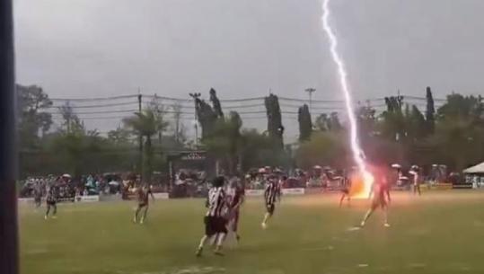 VIDEO/ Rrufeja godet gjatë ndeshjes, i merr jetën futbollistit 24-vjeçar në Tajlandë! Plagosen 12 të tjerë