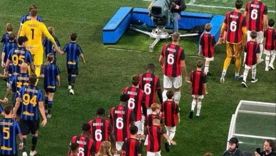 Homazh për Francon, futbollistët e Milanit dalin në fushë me fanellën e Baresit