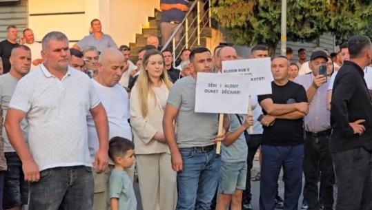 Protesta e dytë në Klos kundër shkrirjes së bashkisë, qytetarët kritikojnë deputetin Agron Malaj për mungesë mbështetjeje