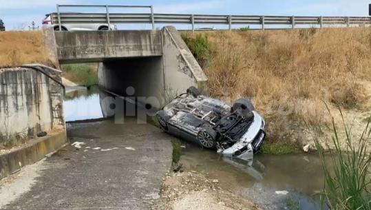 Aksident në autostradën Fier-Lushnje, ‘Audi’ del nga rruga dhe përfundon i përmbysur në nënkalim (VIDEO)