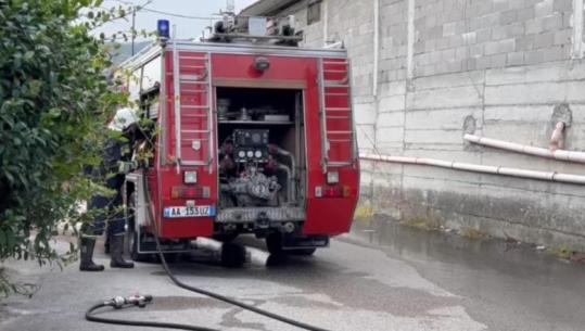 Zjarr tek tregu ushqimor në Elbasan, tymi i zi mbulon zonën, 3 zjarrfikëse shuajnë flakët (video)