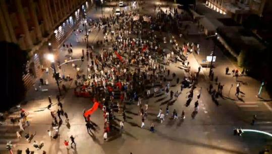68 ditë në bulevard, protestuesit përsërisin kërkesat: Nuk largohemi pa ikur Rama! Akuza qeverisë për situatën e zjarreve: Pylli s'ka vlerë para Kanye West