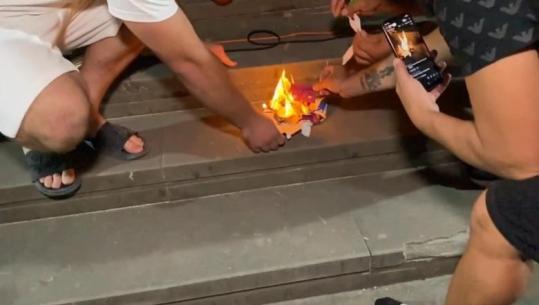 Dita e 7-të e protestës kundër shkrirjes së bashkisë Divjakë, protestuesit djegin kartat e anëtarësisë së PS