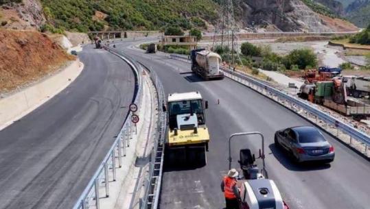 Rama publikon pamje nga punimet në aksin Elbasan-Qafë Thanë: Investimi do e bëjë lidhjen e Jug-Lindjes me pjesën tjetër të vendit më të shpejtë
