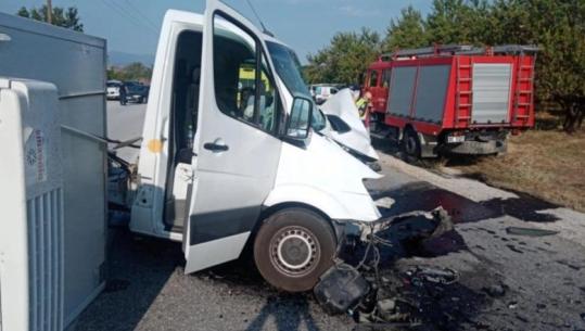 Aksident tragjik në Greqi/ Makina përplaset ‘kokë më kokë’ me kamionin, humbin jetën gruaja shqiptare dhe djali i saj 24-vjeçar