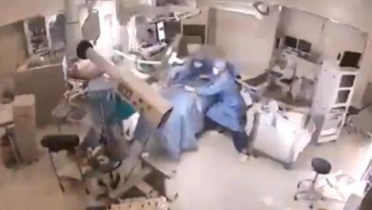 Tërmeti 7.1 ballë shkundi Japoninë, momenti kur kirurgët mbrojnë pacientin me trupat e tyre gjatë operacionit (VIDEO)