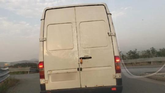 Furgoni me 15 emigrantë afrikanë ndalohet në Shkodër, në pranga dy të rinjtë që po i transportonin drejt Malit të Zi