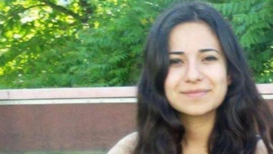 U kap në Rinas, Gjykata lë në burg aktivisten turke! Nga protestat kundër Erdoganit te azili politik në Francë, kush është mësuesja e dënuar në Turqi për terrorizëm
