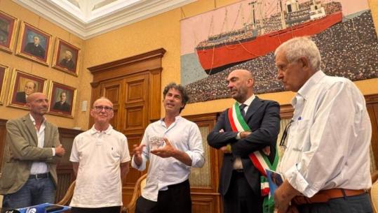 35 vjet nga eksodi i shqiptarëve në Itali! Balerini Kledi Kadiu pjesë e ceremonisë në Bari: Krenar që isha një nga 20 mijë shqiptarët e 'Vlorës'