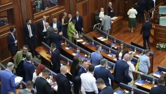 Kosovë/ Deputetët e PDK mblidhen në Kuvend, LDK dhe AAK thirrje Kurtit që të thërrasë sonte seancën konstituive