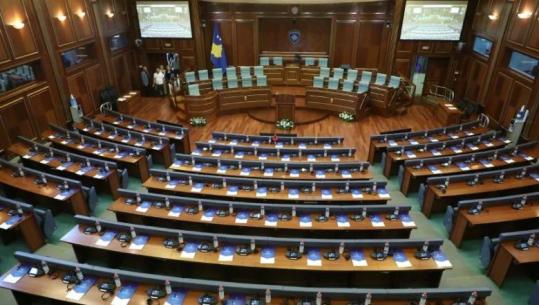 Kosovë/ Afati për konstituimin e Kuvendit skadon në mesnatë, seanca shtyhet për të shtunën! Tri partitë e opozitës mblidhen në parlament, dyert e mbyllura