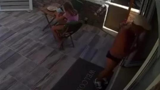 “Sa duhet të paguaj për vajzën?” turisti kërkoi të abuzonte seksualisht me 10-vjeçaren në Kretë, policia  greke në kërkim