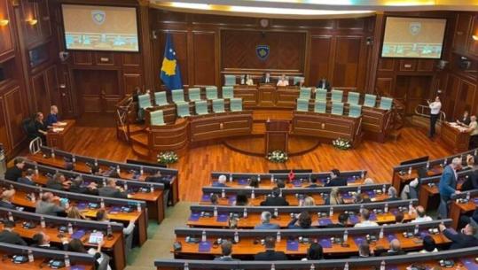 Me një orë vonesë nis seanca për konstituimin e Kuvendit në Kosovë, 109 deputetë në sallë