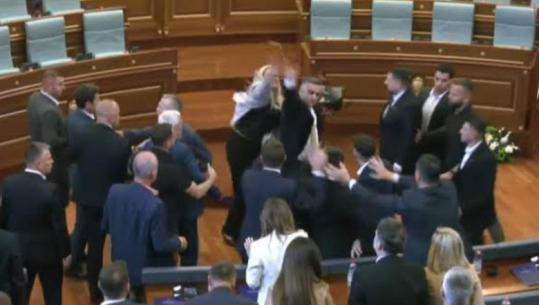Tensione në Kuvendin e Kosovës, deputetja e AAK-së gjuan me vezë drejt Kurtit, ndërpritet seanca