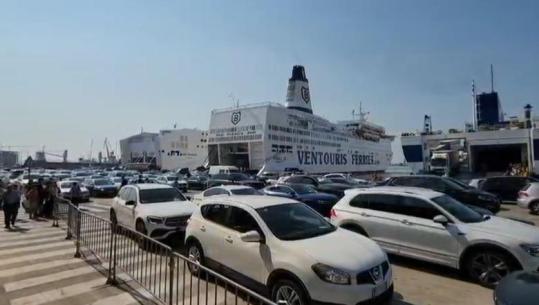Fluks në Portin e Durrësit! Mbi 6600 udhëtarë dhe 2100 mjete mbërrijnë sot nga Italia (VIDEO)