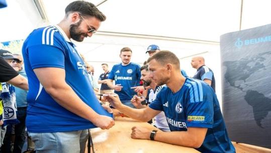 U rikthyen në Bundesligë pas tre vitesh, 100 mijë fansa të Schalkes dalin në rrugë! 40 mijë fanella shiten për tre orë
