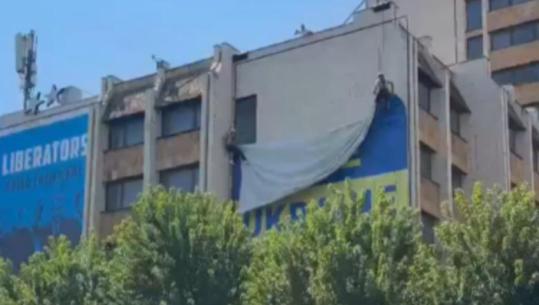 Pas deklaratës së Zelensky-t për Kosovën, Prishtina heq banderolën me mbishkrimin 'Free Ukraine', Përparim Rama: Shteti ynë duhet të respektohet