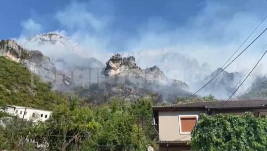 Kruja nuk gjen qetësi, tjetër vatër zjarri pranë qytetit! Flakët në Mallakastër e Patos vihen nën kontroll, nuk përbëjnë më rrezik për banesat