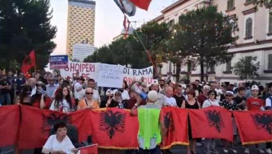 ‘Shqipëria kërkon revolucion’- Protestuesit mblidhen sërish në shesh, kërkojnë dorëheqjen e Qeverisë
