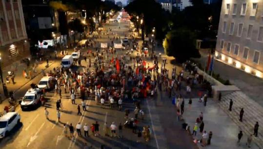 Dita e 71 e tubimit/ Protestuesit mblidhen sërish në Tiranë, kërkohet ndryshimi i ligjit për financimin e partive politike: Minon demokracinë!