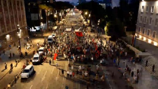 Protestuesit 71 ditë në shesh, kërkohet ndryshimi i ligjit për financimin e partive politike dhe 2-fishim i pagave të zjarrfikësve! Aktivisti: Skënderbeu do ju priste kokat për flakët në Krujë