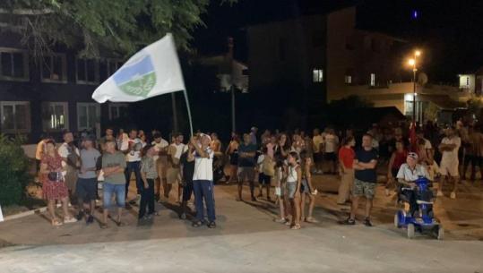 ‘Territorialja’/ Banorët e Divjakës për të 10-ën ditë në protestë, kundërshtojnë bashkimin me Lushnjën: Do na vështirësohet marrja e shërbimeve! (VIDEO)