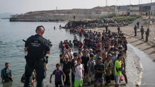 Ceuta në alarm për një tjetër valë emigrantësh, rishpërndarja e të miturve vendos Sánchez-in para sfidave politike