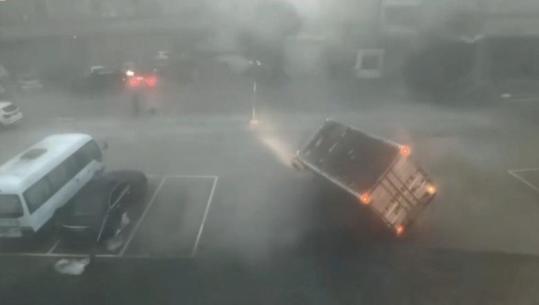 Stuhia e fuqishme godet Kinën/ Shangai nën 'pushtetin' e ujit, 1 milion të evakuuar (VIDEO)