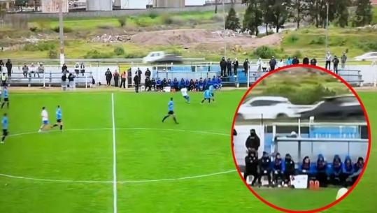 VIDEO/ E pabesueshme, topi i futbollit përfundon jashtë fushës dhe shkakton aksident rrugor