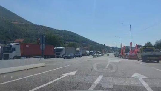 Temperaturat e larta/ Kosova kufizon qarkullimin e kamionëve me peshë mbi 20 tonë deri në orën 17:30, radhë të gjata në pikën kufitare të Vërmicës