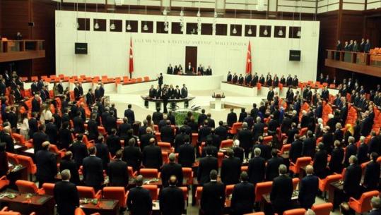 Turqia hedh hapin e parë drejt paqes me kurdët e PKK-së, miratohet amnistia e kufizuar për militantët që dorëzojnë armët