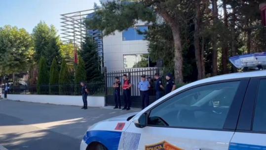 Vrau 20-vjeçarin në Korçë, Kristjan Sterjo paraqitet në Gjykatën e Korçës për masën e sigurisë, shoqërohet nga forca të shumta policie
