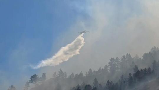  Zjarret/ Situatë kritike në Gurë-Lurë të Dibrës, 2 helikopterë dhe 2 avionë në operacion! Ende aktive vatra në Drenie, izolohen flakët në Krujë (VIDEO)