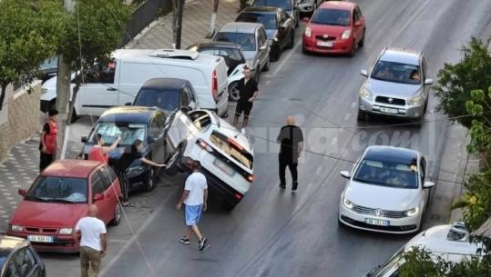 FOTO-LAJM/ Ndodh në Sarandë, makina përfundon në xhamat e një automjeti të parkuar