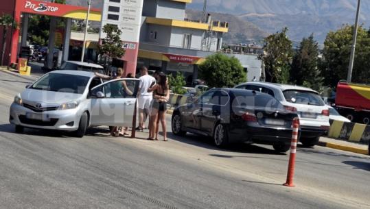 Makinat e dy turistëve përplasen në Sarandë, pas aksidentit përfqafohen me njëri-tjetrin