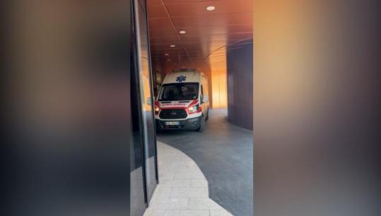 U hodh nga shkëmbi në det, lëndohet pushuesi në Orikum (VIDEO)