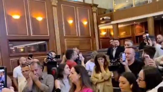Përplasje në Kuvendin e Kosovës, PDK i hedh ujë deputetes së VV-së