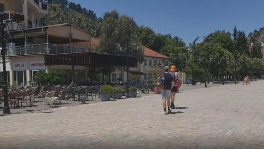 'Në 74 vjet nuk mbaj mend të ketë bërë kaq vapë'',Berati përvëlohet nga temperaturat mbi 42 gradë, banorët: E papërballueshme!