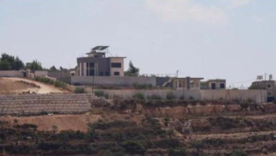 Kolonët izraelitë rrethojnë familjet palestineze në një fshat në Bregun Perëndimor