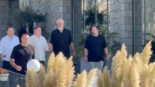 “Territorialja ndez gjakrat”, përplasje të ashpra me 4 kryebashkiakë. Zotkaj I Poliçanit braktis mbledhjen: PS mosmirënjohëse! Rama: Djegia e teserave, paturpësi! Përzë nga mbledhja Julianën e Dimalit