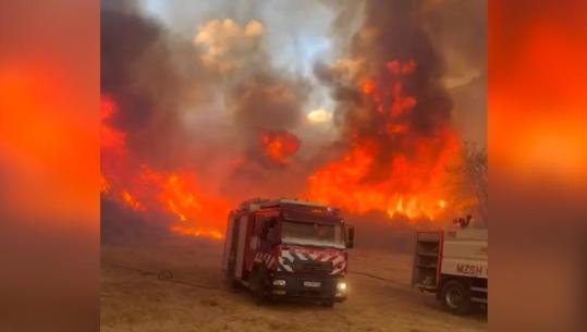 Zjarr i përmasave të mëdha pranë Lundrës në Tiranë, 2 helikopterë në 'luftë' me flakët! Era e fortë vështirëson punën e zjarrfikësve në terren (VIDEO)