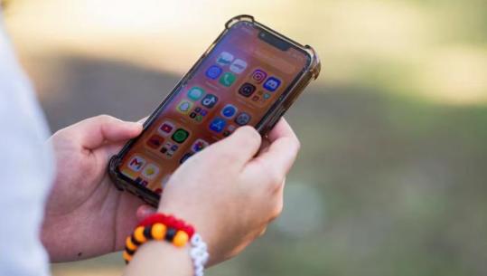 ‘Meta’ mbyll 756 mijë llogari ‘Facebook’ dhe ‘Instagram’ të të miturve në Australi